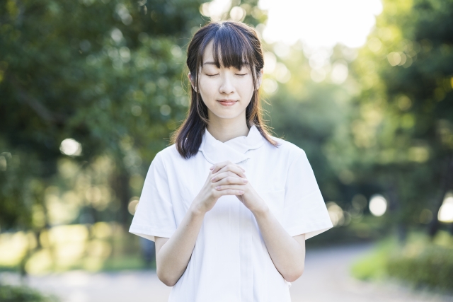 願う女性